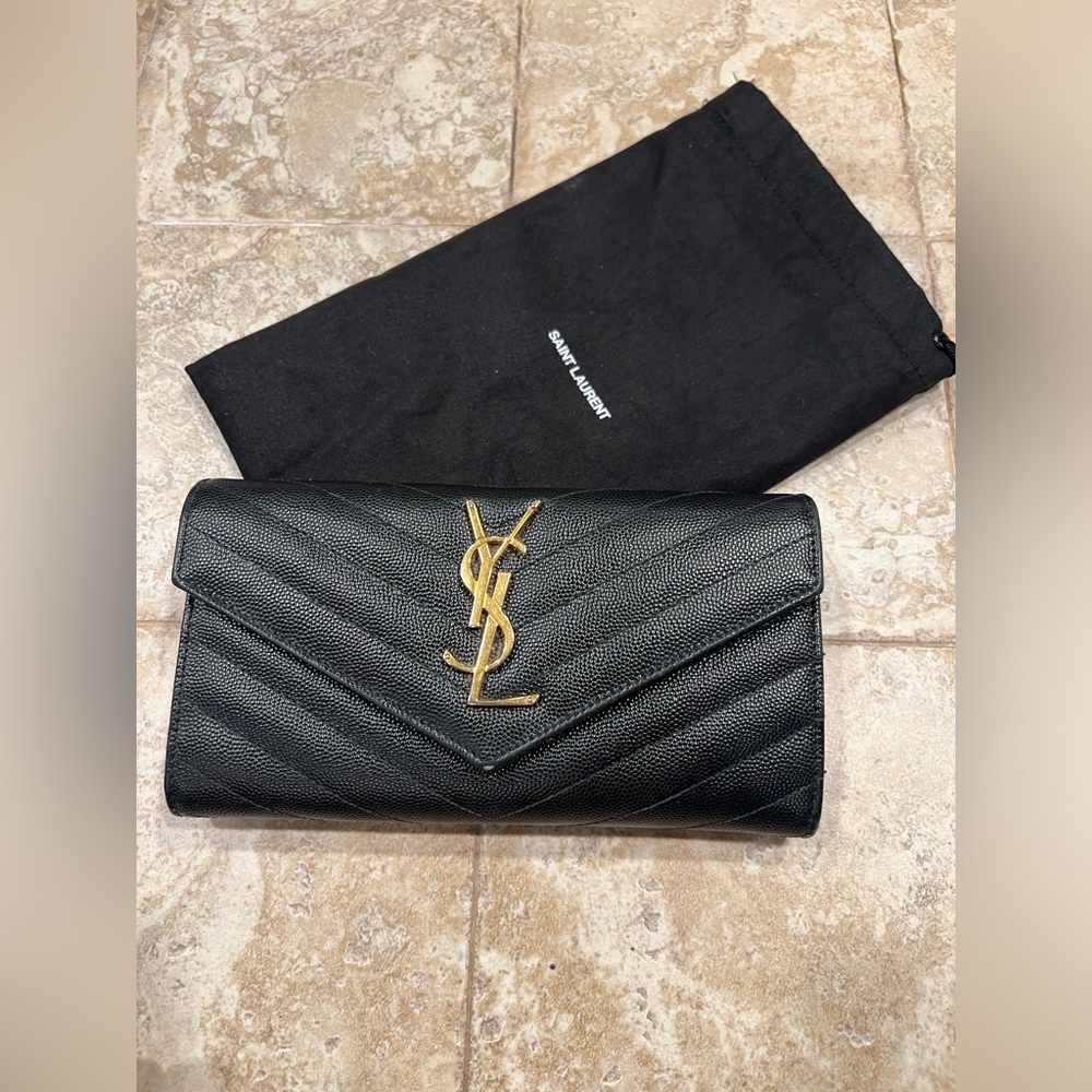 Saint Laurent Black wallet

Approx. 4.3"H x 7.3"W x 1.1"D
